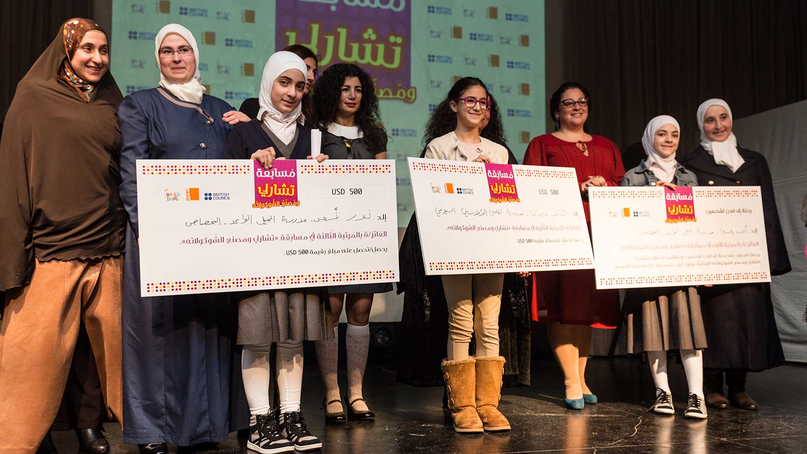 Samir Éditeur - Les gagnantes avec des représentantes de l’école Al-Jil Al-Waaeed et des membres du jury