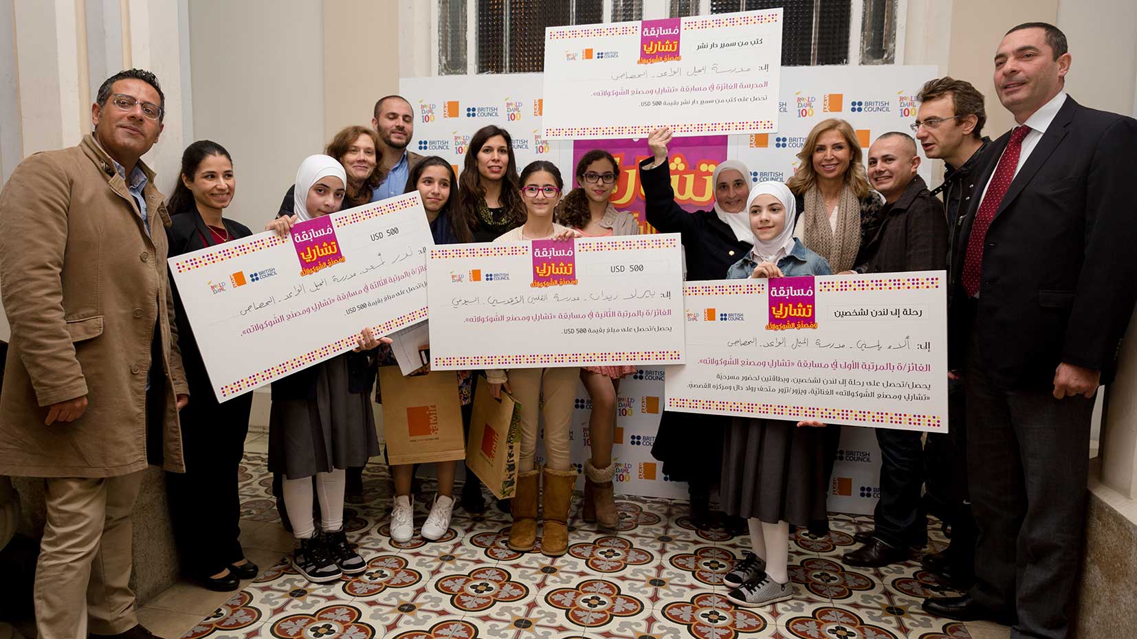 Samir Éditeur - Les gagnantes avec Doha Shahal, directrice de l’école Al-Jil Al-Waaeed school, et l’équipe Samir Éditeur
