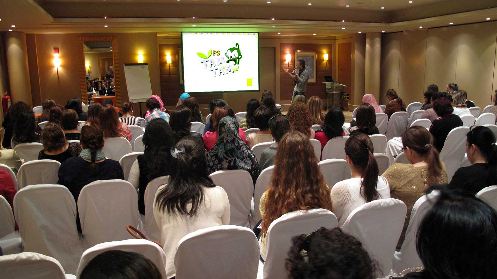 Samir Éditeur - Marwan Abdo-Hanna, directeur de Samir Éditeur, présente la série Tam-Tam PS aux enseignants au Mövenpick à Beyrouth