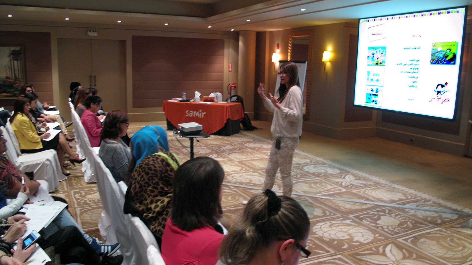 Samir Éditeur - Colette Aoun, auteure, présente la nouvelle série Tarbouche PS à un groupe d'enseignants au Mövenpick à Beyrouth