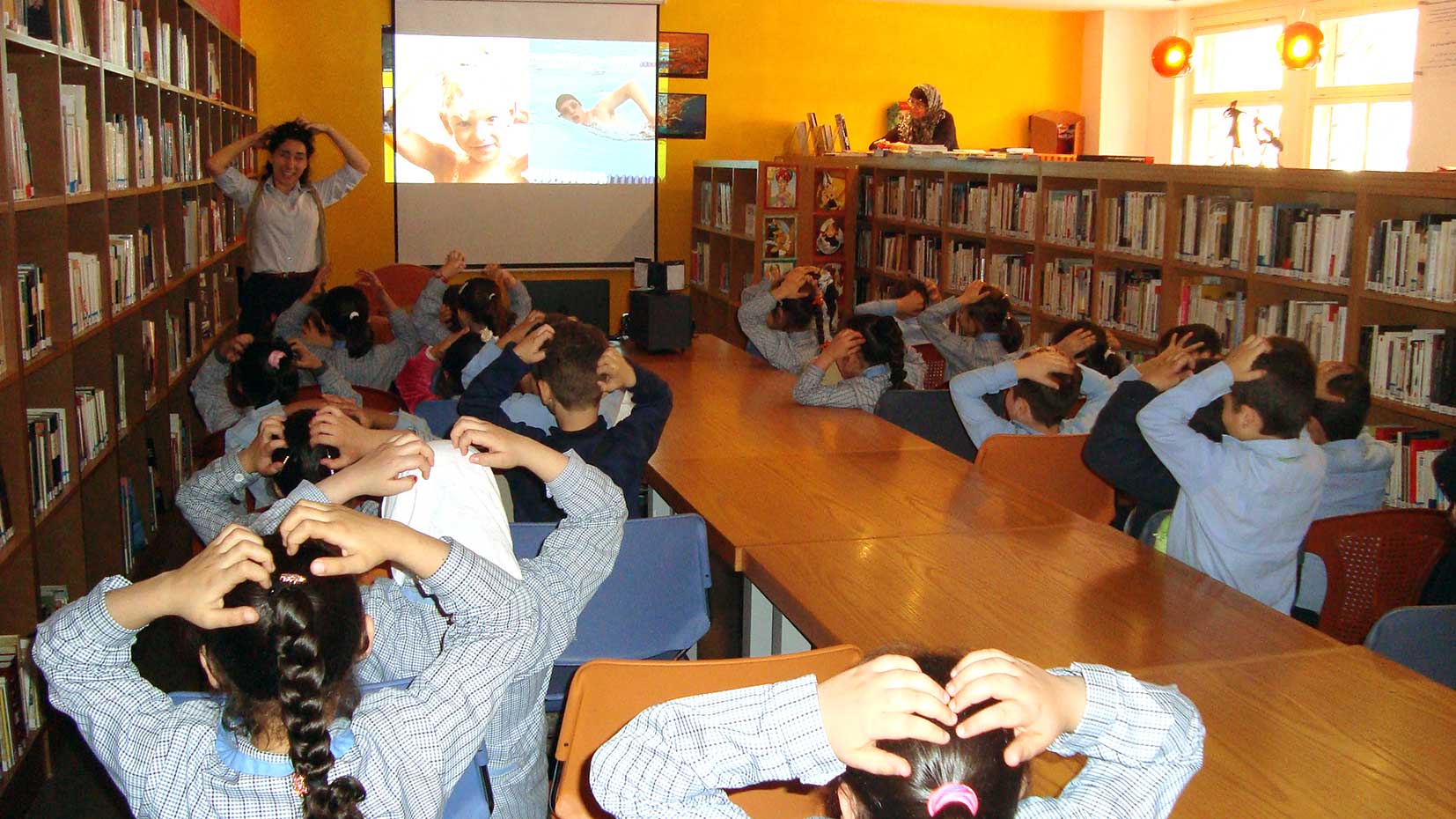Samir Éditeur - Les élèves écoutent des sons qu’ils doivent associer aux bonnes images. Ici, ils ont reconnu le bruit de la douche.