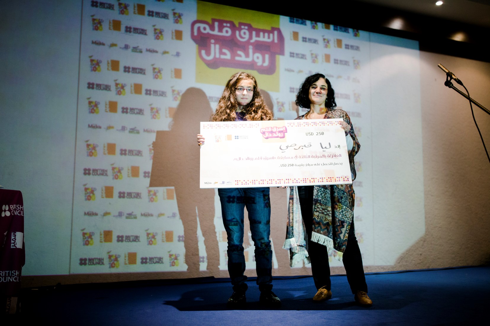 Samir Éditeur - Cathy Khattar remet le troisième prix (250 $) à Lea Koborsy, International School Koura.