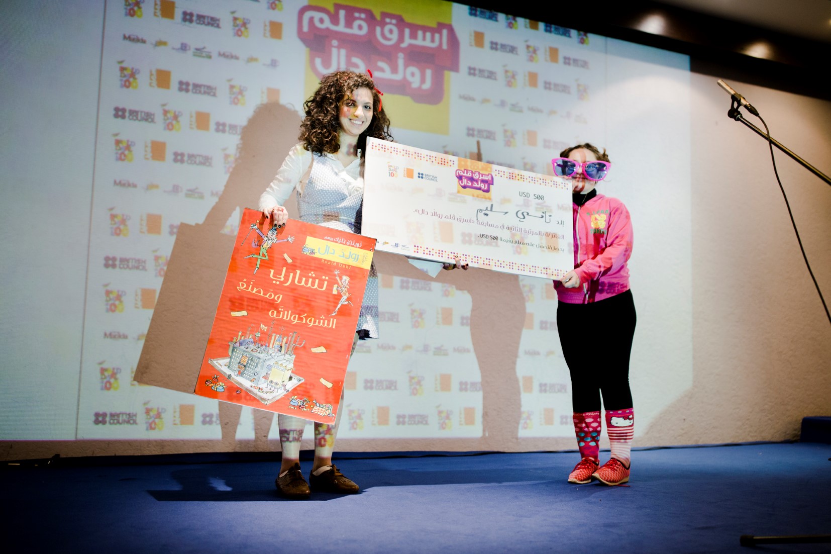 Samir Éditeur - Eva-Maria Ghannam remet le deuxième prix (500 $) à Nancy Slim, Hossam Eddine Hariri School.