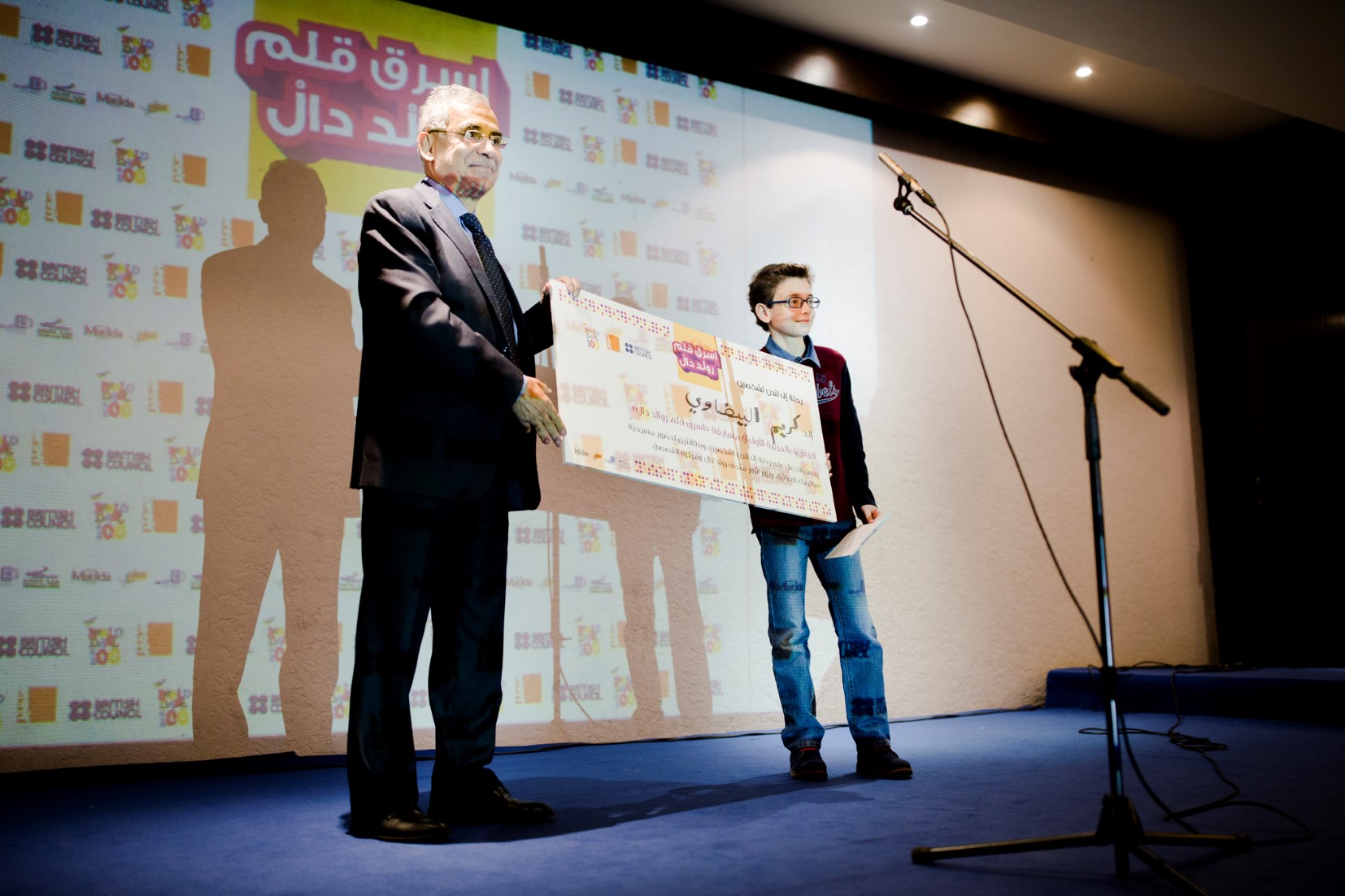 Samir Éditeur - Michel Maaiki remet le premier prix (un voyage à Londres) à Karim Bidawi, Hossam Eddine Hariri School.
