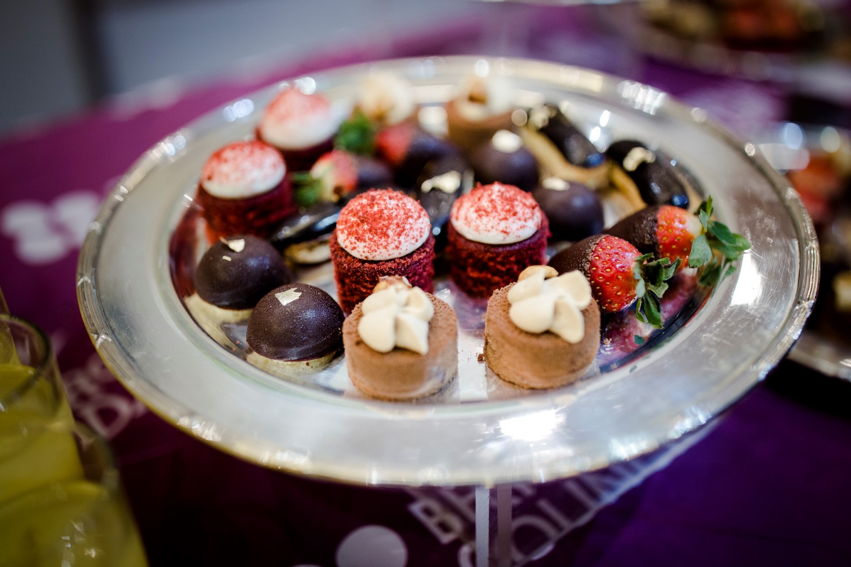 Samir Éditeur - Un buffet sucré qui rend hommage au chocolat, l'une des douceurs préférées de Roald Dahl.