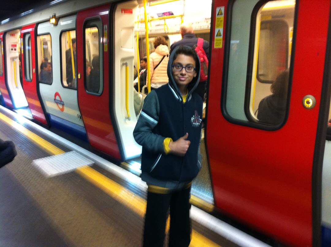 Samir Éditeur -  En route ! Bien arrivé à Londres, Karim est prêt pour profiter du prix qu’il a gagné !