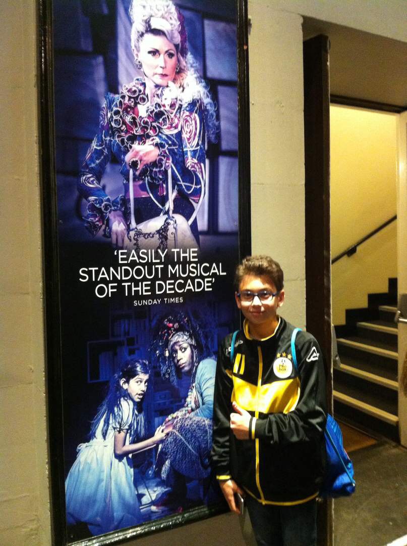 Samir Éditeur - Le soir, Karim assiste au spectacle Matilda – The Musical, basé sur le célèbre roman de Roald Dahl.