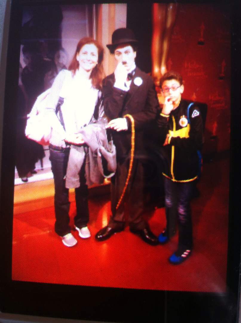 Samir Éditeur - Et bien sûr, le musée Madame Tussaud’s ! Ici Karim et sa maman passent dire bonjour à Charlie Chaplin.